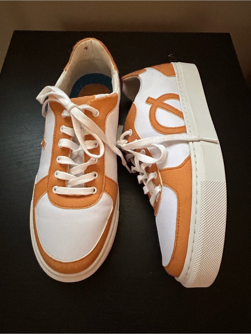 LOCI WHITE AND ORANGE LOW TOP VEGAN SNEAKERS WITH SIGNATURE CIRCULAR LOGO SZ 39